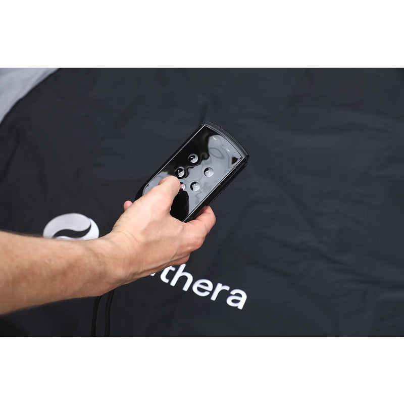 Hand hält die Fernbedienung der Winthera Infrarot-Saunadecke zur einfachen Steuerung von Temperatur und Zeit